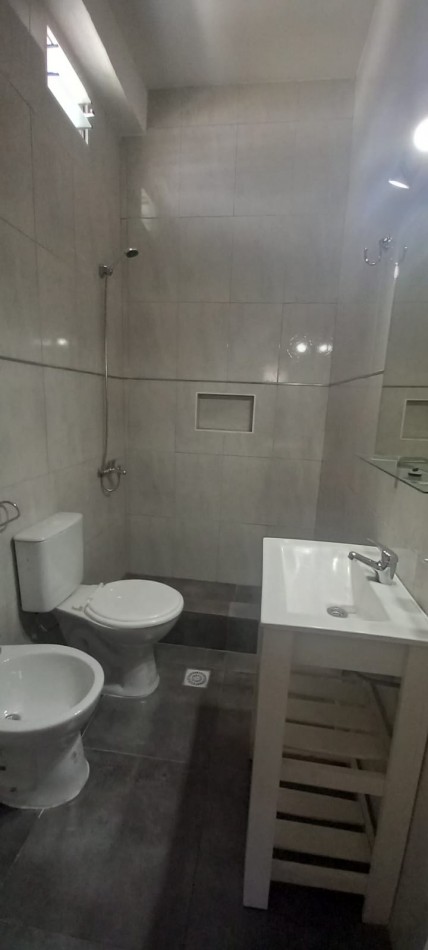 ALQUILER DE PH 2 AM A ESTRENAR AL FRENTE. 