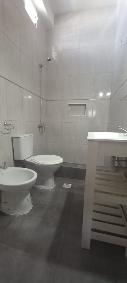 ALQUILER DE PH 2 AM A ESTRENAR AL FRENTE. 