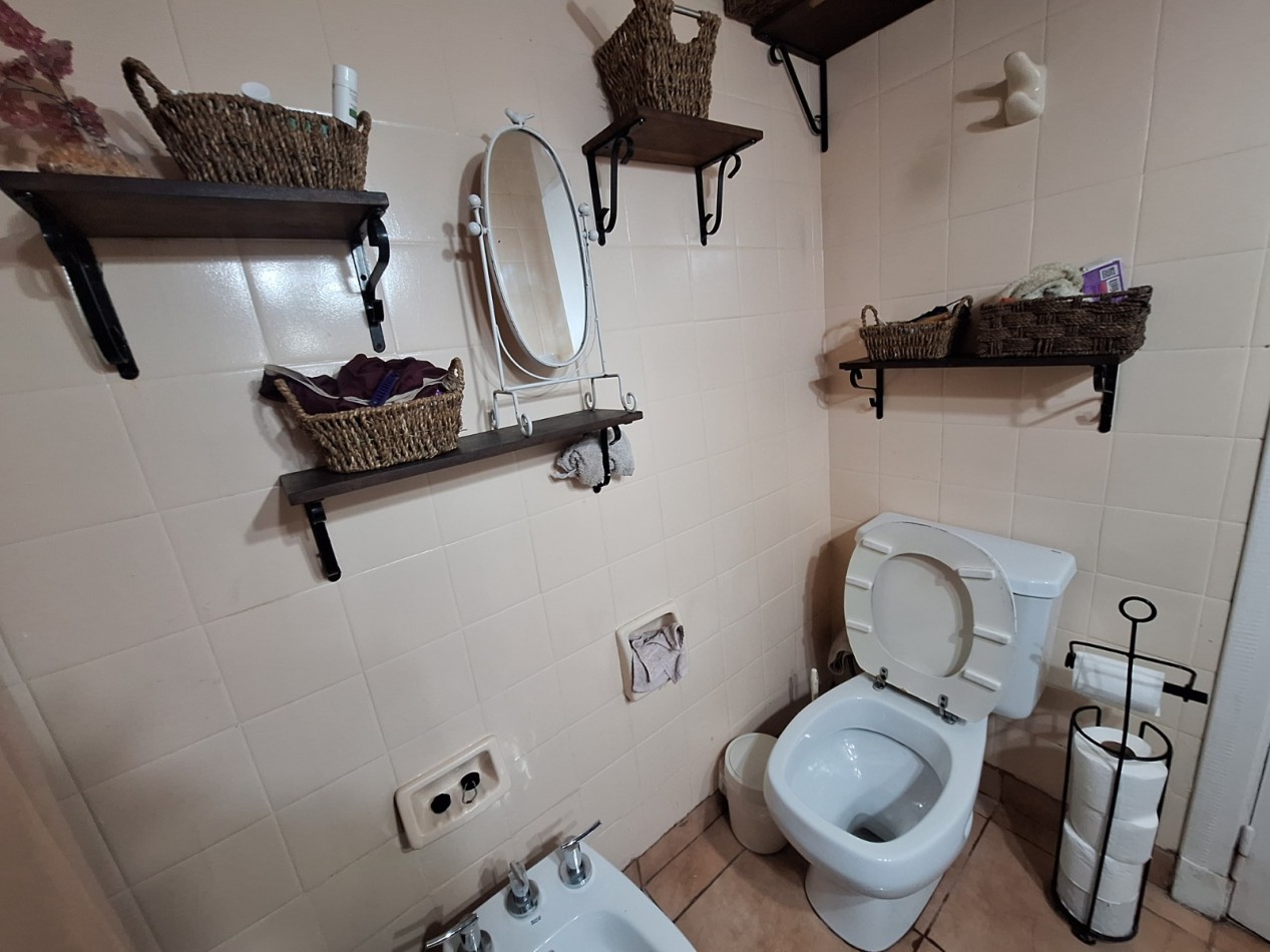 VENTA DE CASA 3 AMBIENTES CON 3 DORMITORIOS, 2 BAÑOS, JARDIN CON PARRILLA, PILETA CLIMATIZADA Y GARAGE CUBIERTO