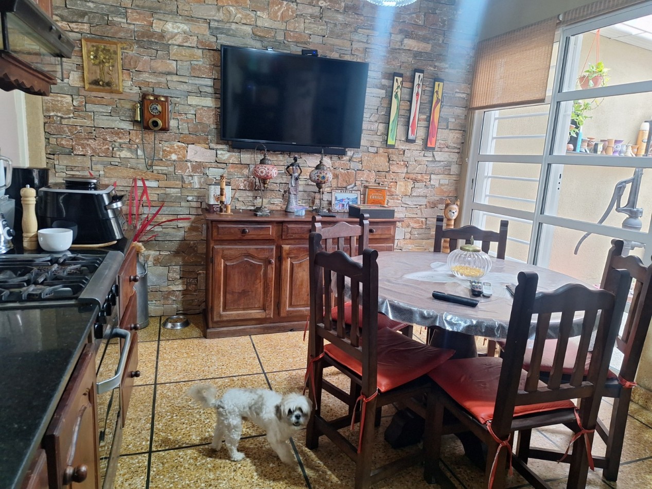 VENTA DE CASA 3 AMBIENTES CON 3 DORMITORIOS, 2 BAÑOS, JARDIN CON PARRILLA, PILETA CLIMATIZADA Y GARAGE CUBIERTO