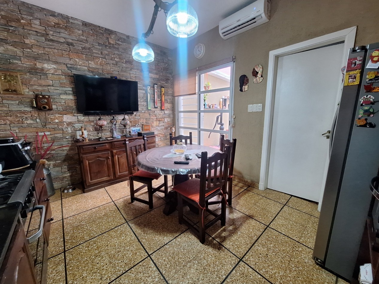 VENTA DE CASA 3 AMBIENTES CON 3 DORMITORIOS, 2 BAÑOS, JARDIN CON PARRILLA, PILETA CLIMATIZADA Y GARAGE CUBIERTO