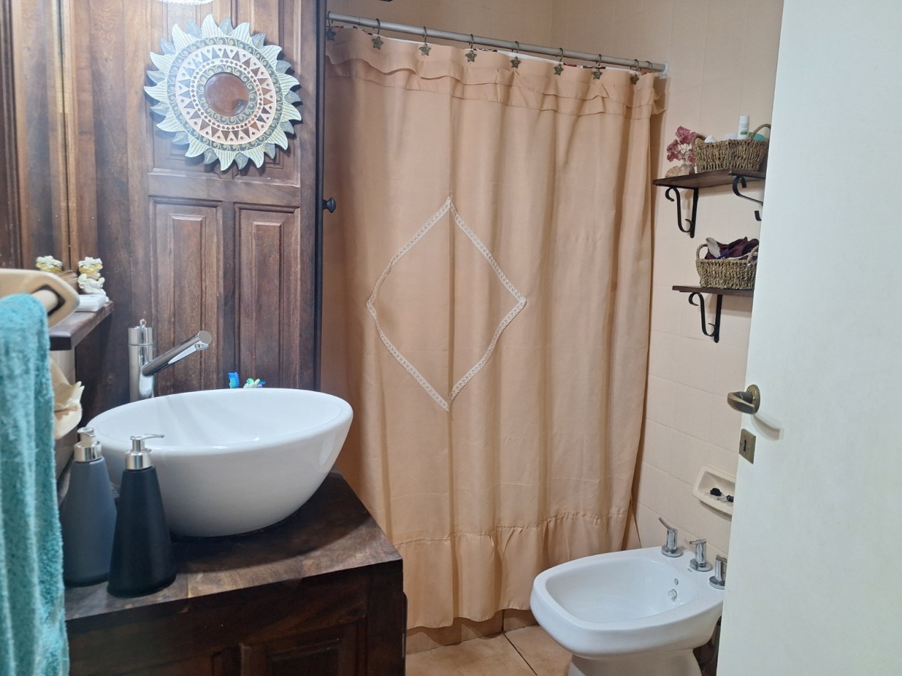 VENTA DE CASA 3 AMBIENTES CON 3 DORMITORIOS, 2 BAÑOS, JARDIN CON PARRILLA, PILETA CLIMATIZADA Y GARAGE CUBIERTO