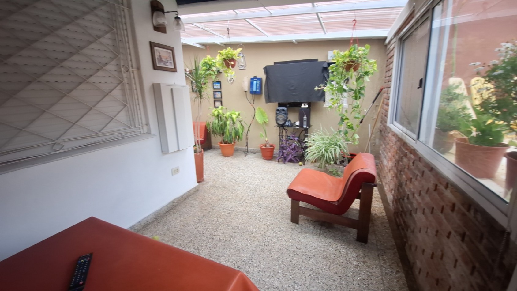 VENTA DE CASA 3 AMBIENTES CON 3 DORMITORIOS, 2 BAÑOS, JARDIN CON PARRILLA, PILETA CLIMATIZADA Y GARAGE CUBIERTO