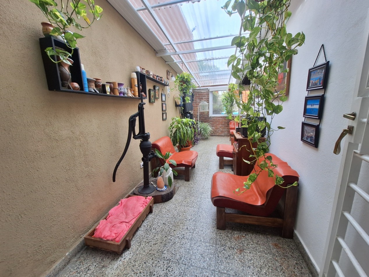 VENTA DE CASA 3 AMBIENTES CON 3 DORMITORIOS, 2 BAÑOS, JARDIN CON PARRILLA, PILETA CLIMATIZADA Y GARAGE CUBIERTO