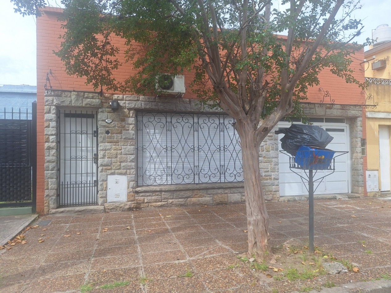 VENTA DE CASA 3 AMBIENTES CON 3 DORMITORIOS, 2 BAÑOS, JARDIN CON PARRILLA, PILETA CLIMATIZADA Y GARAGE CUBIERTO