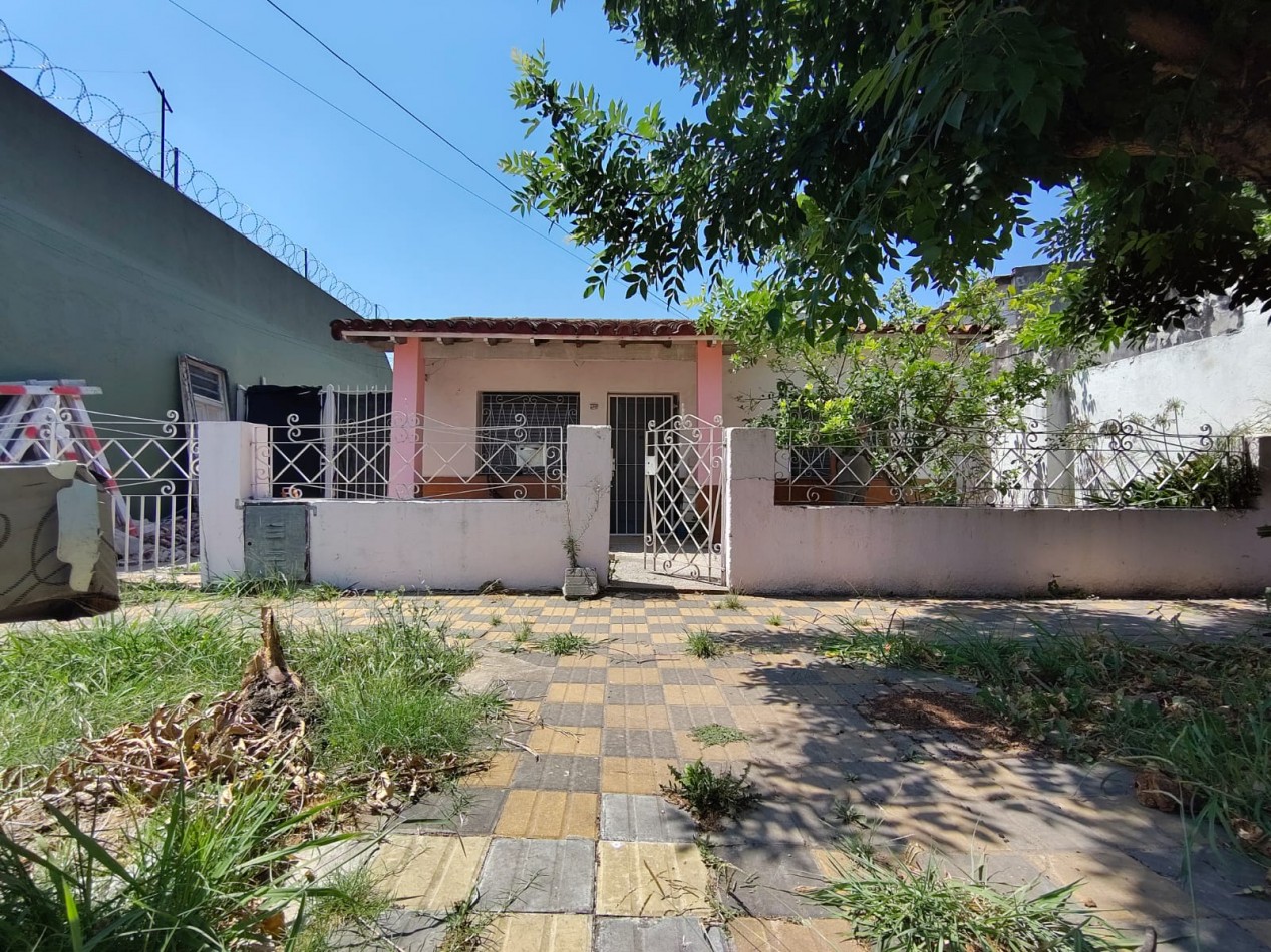 ALQUILER DE CASA 3 AMBIENTES CON JARDIN FRONTAL, PATIO Y ENTRADA DE AUTO