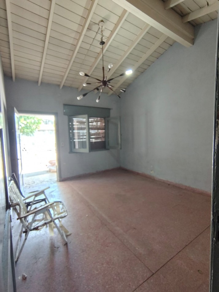 ALQUILER DE CASA 3 AMBIENTES CON JARDIN FRONTAL, PATIO Y ENTRADA DE AUTO