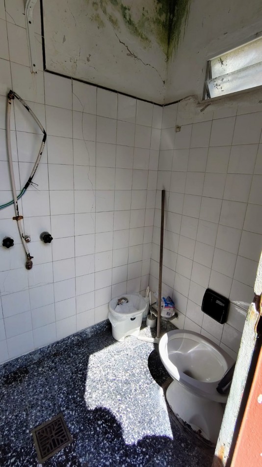 VENTA DE TERRENO CON 2 PH 3 Y 2 AMBIENTES A RECICLAR