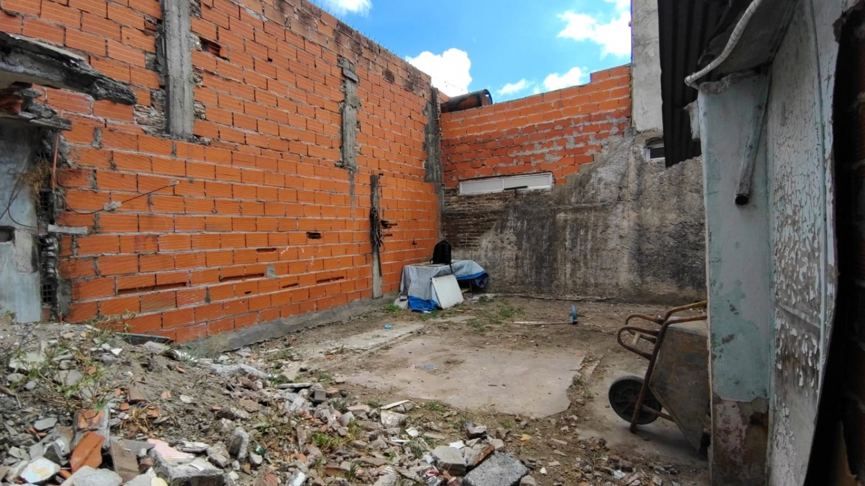 VENTA DE TERRENO CON 2 PH 3 Y 2 AMBIENTES A RECICLAR