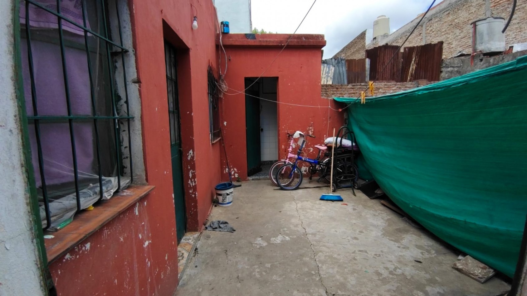 VENTA DE TERRENO CON 2 PH 3 Y 2 AMBIENTES A RECICLAR