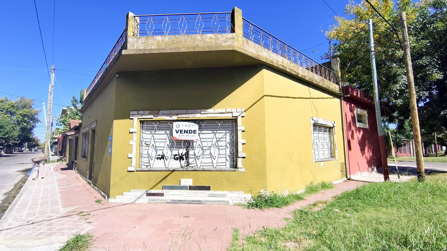 VENTA DE CASA EN ESQUINA CON TERRAZA, PATIO Y GARAJE + DTO 2 AM A TERMINAR