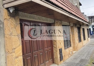 VENTA DE COMODA CASA DE 3 AMBIENTES CON GARAGE, GRAN PATIO Y PARRILLA