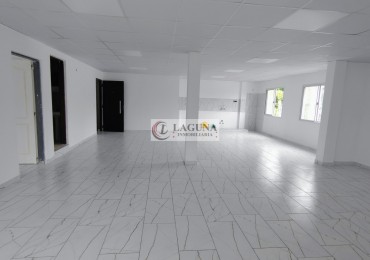 ALQUILER DE SALON A ESTRENAR CON OFICINA PRIVADA- APTO PROFESIONAL/COMERCIAL EN ESQUINA(100M2) 